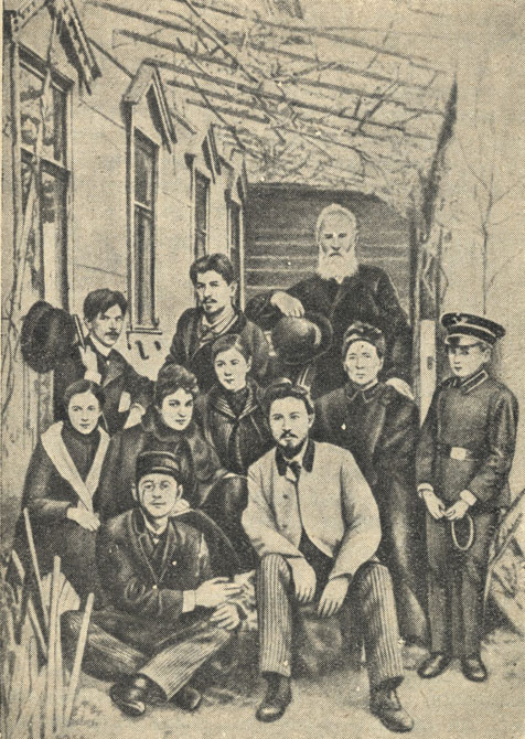 Семья Чеховых (1889).  В первом ряду справа А. П. Чехов