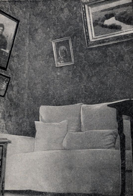 Уголок ниши позади письменного стола в кабинете писателя. На стене картина И. И. Левитана 'Река Истра'