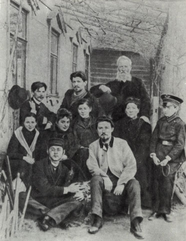 А. П. Чехов с семьей в Мелихово 