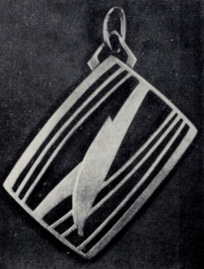 Золотой знак 'Чайка', подаренный К. С. Станиславским А. П. Чехову, который О. Л. Книппер носила до конца жизни 