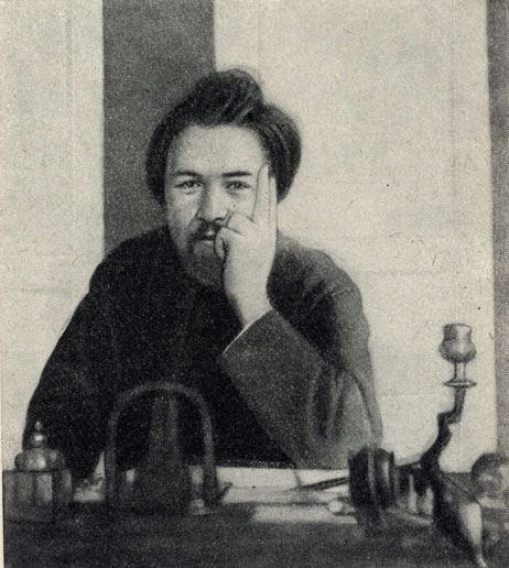 Чехов за письменным столом в кабинете. Фотография. 1892