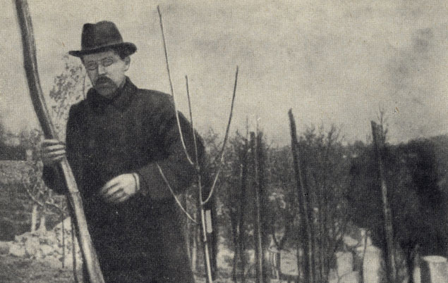 Ялта. Чехов сажает деревья в саду своей дачи. Фотография. 1903