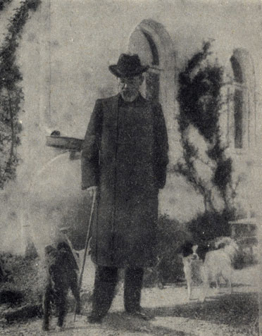 Ялта. Чехов у своего дома с собаками Тузиком и Каштаном. Фотография. 1902
