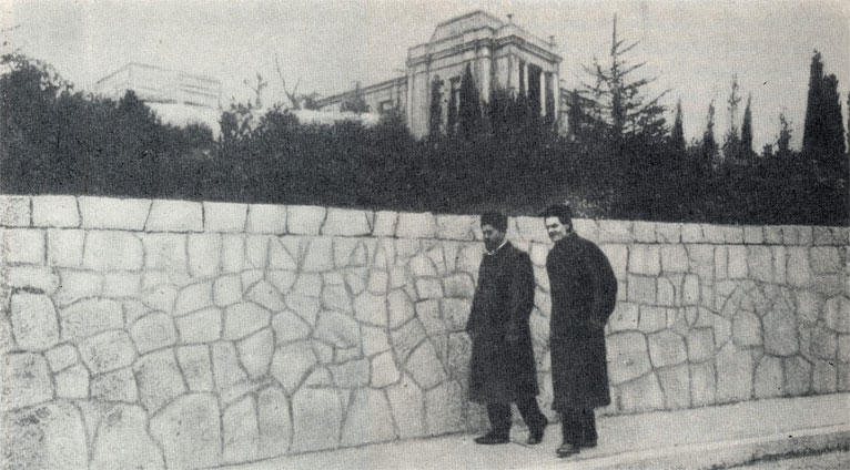 Чехов и М. Горький в Ялте на Аутской улице. Фотография. 1899 - 1900