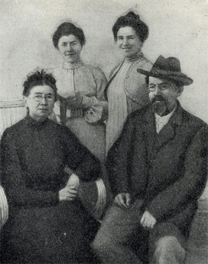Чехов среди членов своей семьи: Е. Я. Чехова, М. П. Чехова, О. Л. Книппер-Чехова. Фотография. 1902