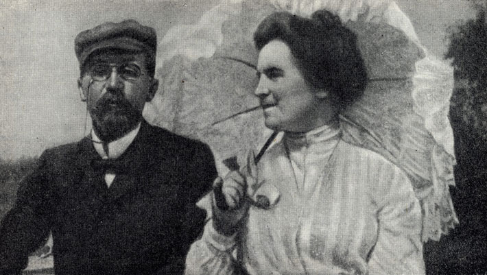 Чехов с женой О. Л. Книппер-Чеховой на р. Клязьме в Любимовке, на даче К. С. Станиславского. Фотография. 1902