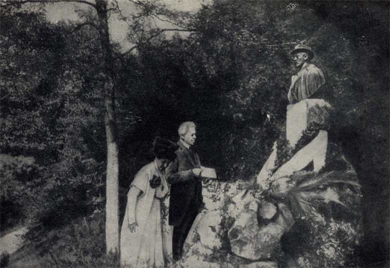 М. П. Лилина и К. С. Станиславский у памятника Чехову в Баденвейлере. Фотография