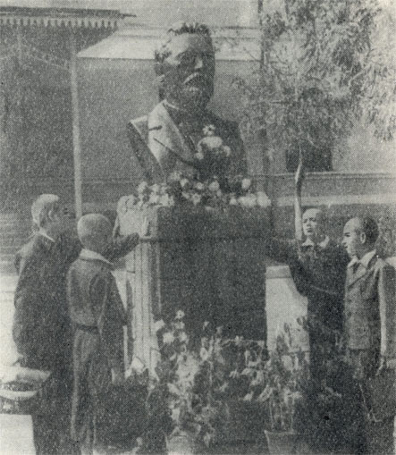 Таганрог. Бюст А. П. Чехова перед зданием школы его имени. Фотография. 1954