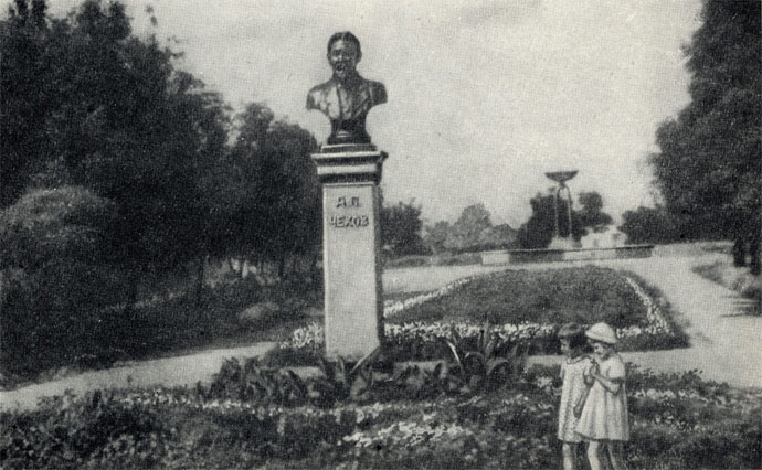 Грозный. Сквер им. Чехова с бюстом  писателя. Фотография, 1953