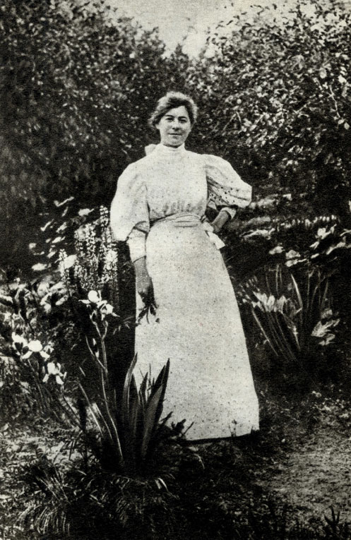 Мария Павловна Чехова, сестра писателя, в мелиховском саду