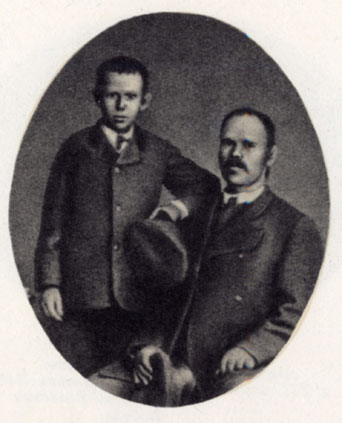 * Петя Кравцов с отцом Г. П. Кравцовым. Фото 70-х годов XIX в