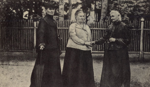 * Три сестры Лободы. Слева - Марфа Ивановна Морозова (жена И. Я. Морозова)