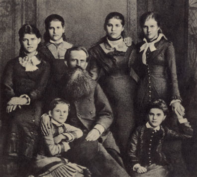* Семья нотариуса И. И. Блонского. Слева направо дочери: Виктория, Ариадна, Валентина, Евгения, Анна Серафима. Фото 1880 г